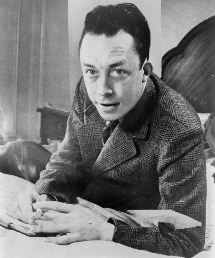 Retrato fotográfico de Albert Camus fumando.
