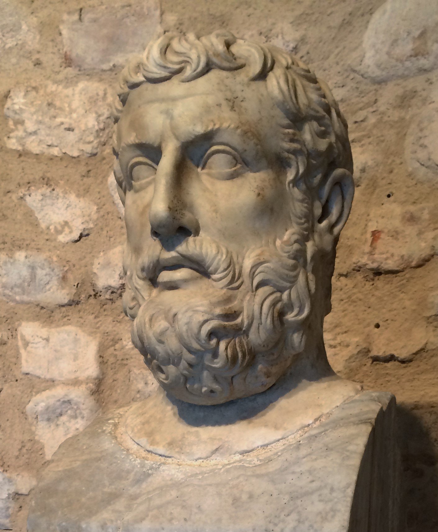 Busto de Parménides tallado en piedra.